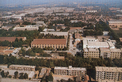 推土机总厂本部厂区。山东推土机总厂建立时，固定资产原值为2569万元，占地面积为517538平方米，建筑面积为170861平方米。