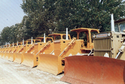 产品整装待发。自1984年对销售实行了承包责任制，调动了职工的积极性，增强了责任感，从而改变了过去等、靠、要的被动局面。