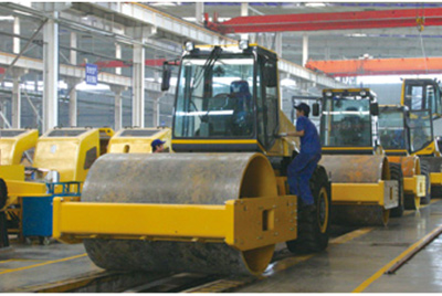 2002年2月，由履带厂开发研制的YZ18液压振动压路机，顺利下线。