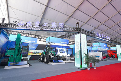 2023跨国公司与中国主题展在青岛国际会议中心海上大坝举办， yh533388银河股份携EE225电挖、SRD13-C6U无人驾驶压路机和纯电装载机随团参展。